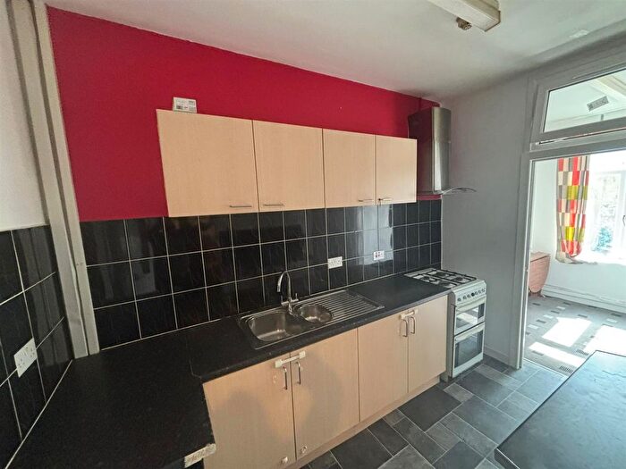 2 Bedroom Property To Rent In Long Lane, Halesowen, B62