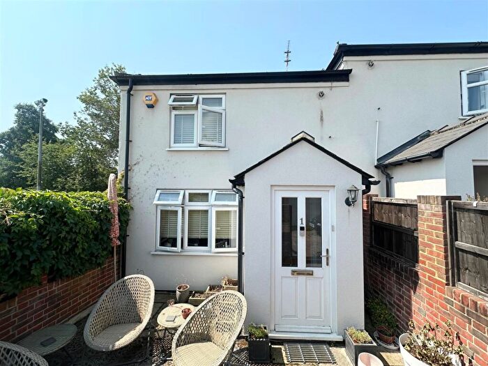 2 Bedroom End Of Terrace House For Sale In West Street, Farnham, GU9