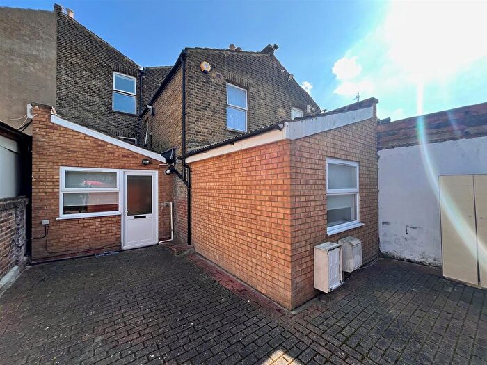1 Bedroom Flat To Rent In Romford Road, Forest Gate, London, E12