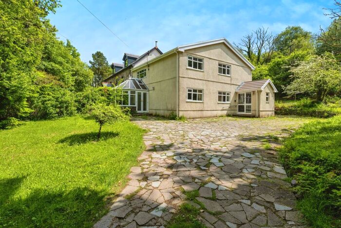 4 Bedroom Semi-Detached House For Sale In Llundainfach, Caerlan, Abercrave, Swansea, SA9