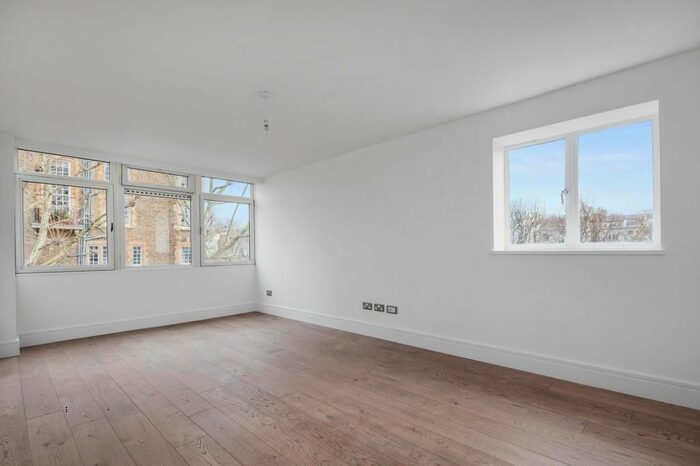 3 Bedroom Flat To Rent In Ladbroke Road, Holland Park, W11