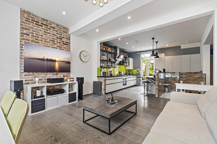 2 Bedroom Flat To Rent In Alderbrook Road, London, SW12