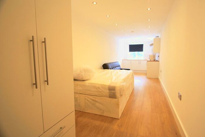 Studio To Rent In Walworth Road, Elephant And Castle, SE17