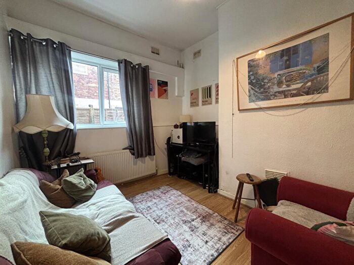 3 Bedroom Flat To Rent In Forest Rd West Flat, Arboretum, East Midlands, NG7