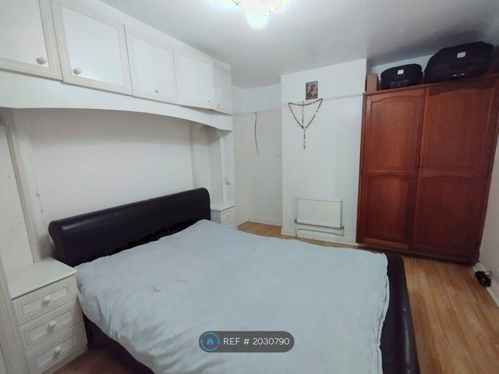 3 Bedroom Semi-Detached House To Rent In Kettering, Kettering, NN15