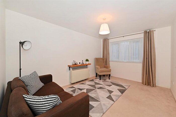 1 Bedroom Apartment To Rent In Ringwood Gardens, Isle Of Dogs, E14
