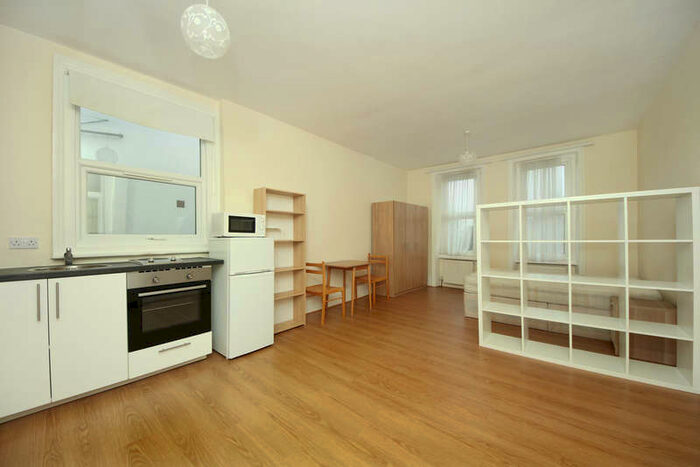 Flat To Rent In Uxbridge Road, W3