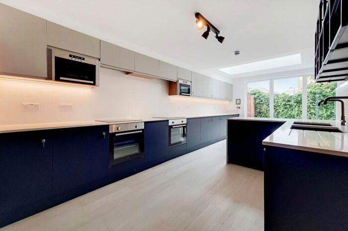6 Bedroom House Of Multiple Occupation To Rent In Hospital Way, Hither Green, SE13