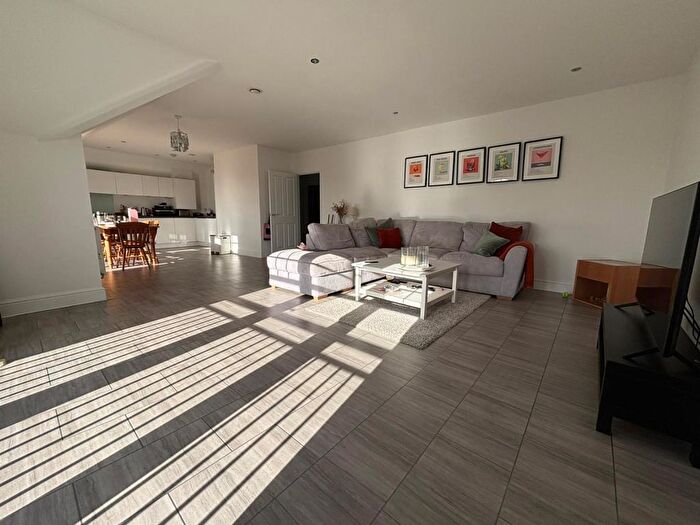 2 Bedroom Flat To Rent In Bunns Lane, Mill Hill, NW7