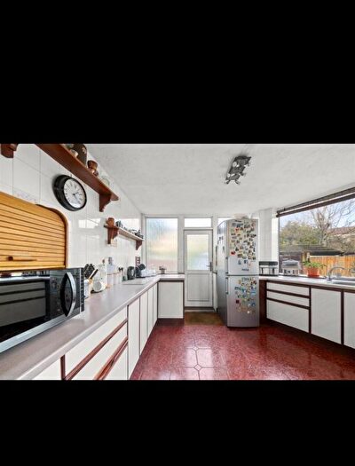 4 Bedroom Semi-Detached House To Rent In Maple Road, Yeading, Hayes, UB4