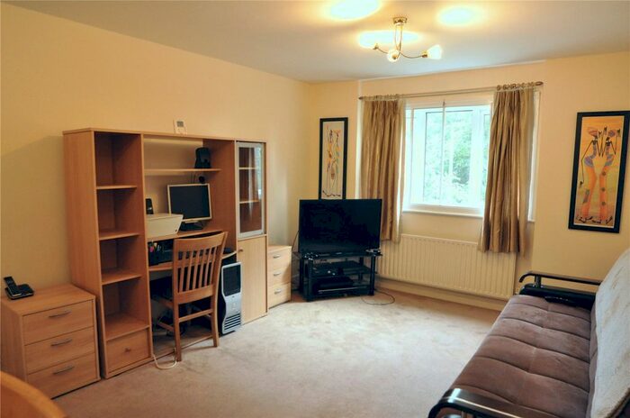 2 Bedroom Flat To Rent In Davey Close, London, N13
