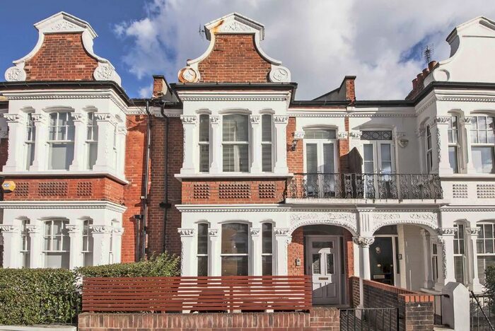 2 Bedroom Flat To Rent In Pennard Road, London, W12