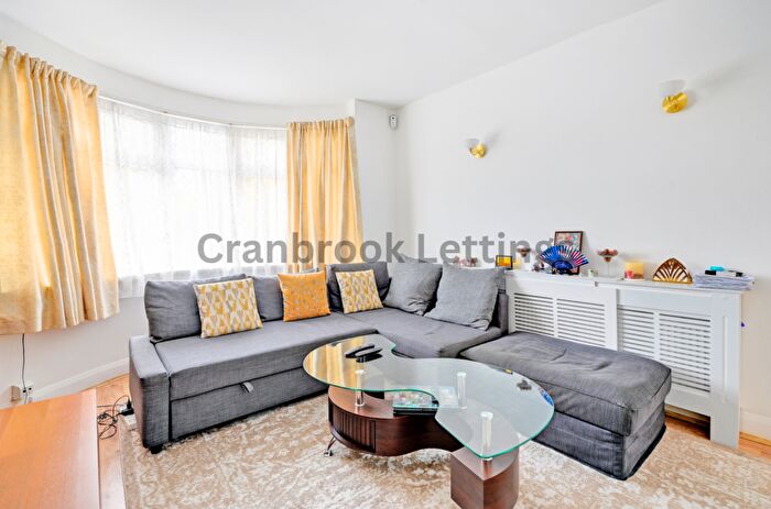 3 Bedroom Maisonette For Sale In Tomswood Hill, IG6