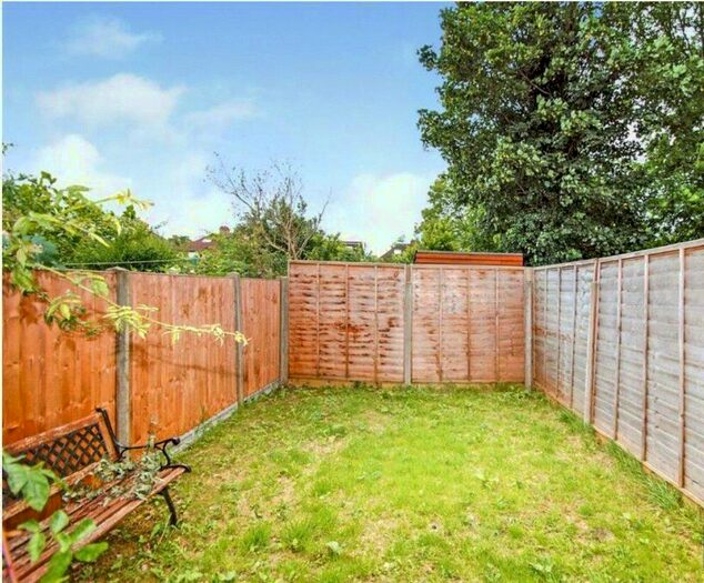 3 Bedroom Flat To Rent In Leslie Road, London, N2
