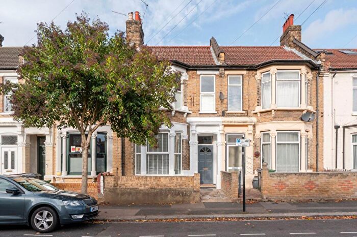 2 Bedroom Flat For Sale In Tyndall Road, Leyton, London, E10