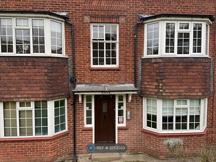 2 Bedroom Flat To Rent In Crescent View, Loughton, IG10