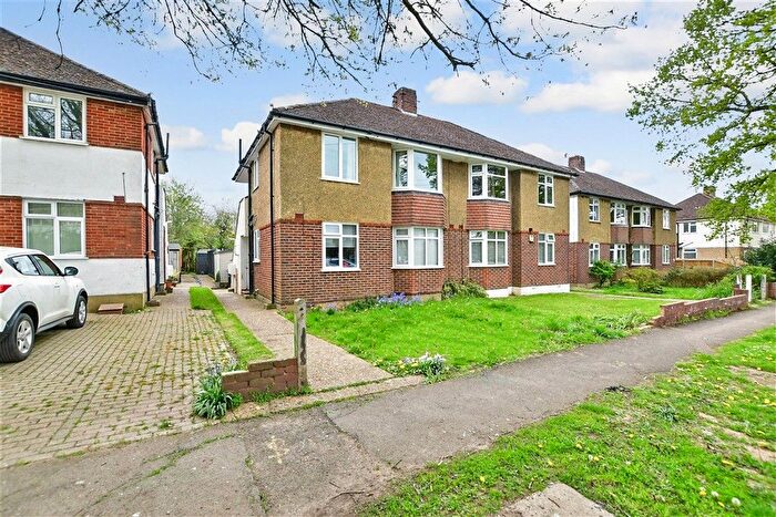 2 Bedroom Maisonette For Sale In Kingsley Grove, Reigate, Surrey, RH2