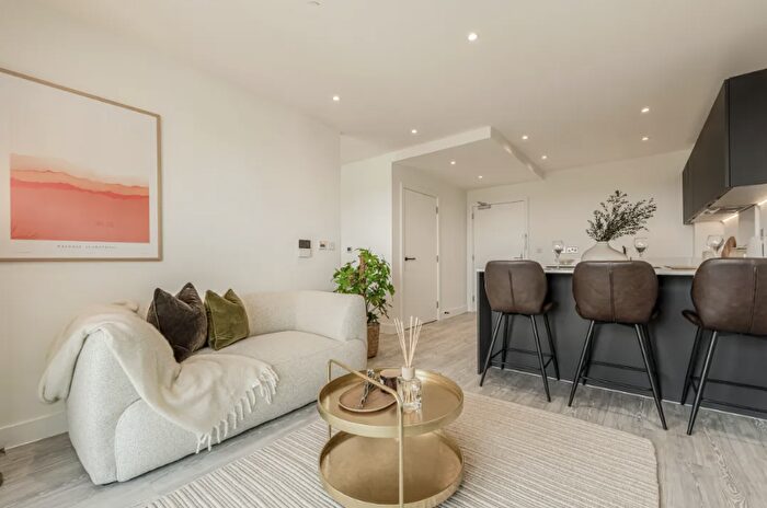 2 Bedroom Flat For Sale In Brentford, London, TW8