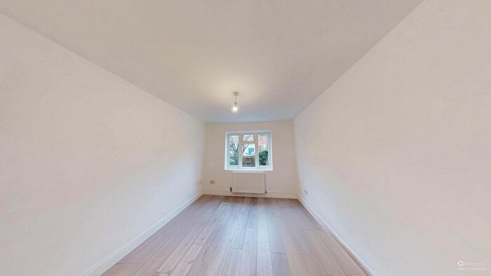 2 Bedroom Flat To Rent In Manor Court, York Way, London, N20