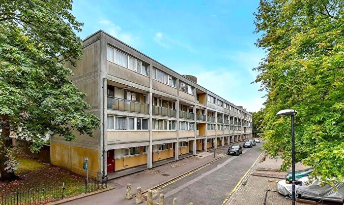 4 Bedroom Maisonette To Rent In Osmington House, Oval, London, SW8