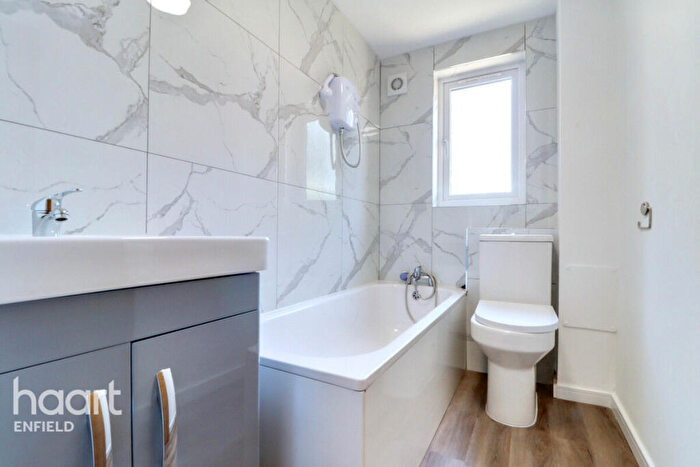 1 Bedroom Apartment For Sale In Woodfield Close, Enfield, EN1