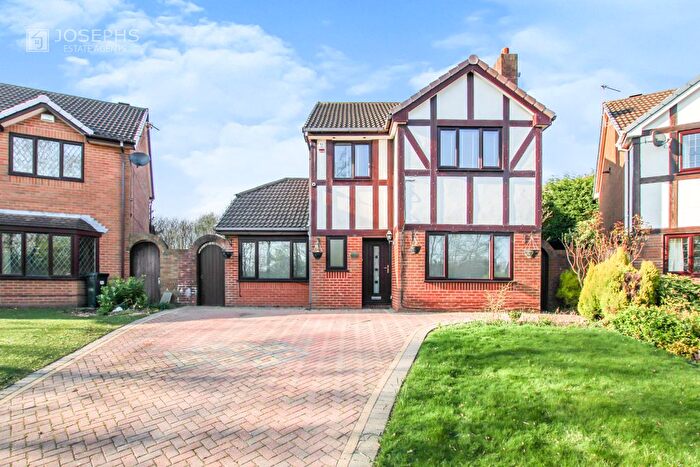 4 Bedroom Detached House To Rent In Kildale Close, Bolton, BL3