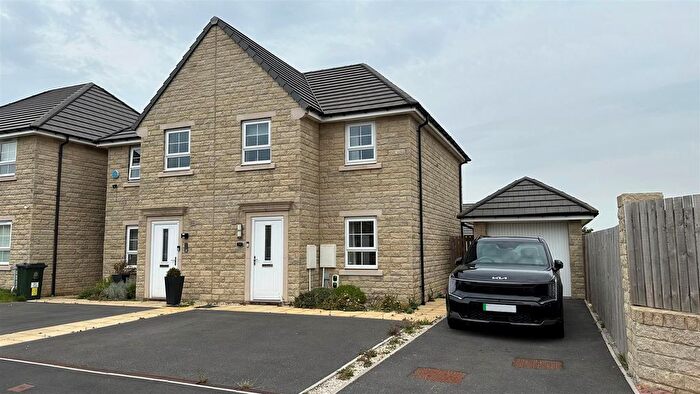 3 Bedroom Semi-Detached House To Rent In Fetlock Drive, Bradford, BD2