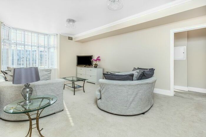 3 Bedroom Flat To Rent In Queensway, London, W2