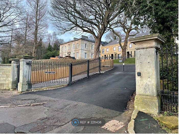 4 Bedroom Semi-Detached House To Rent In Cliff Oaks, Leeds, LS12