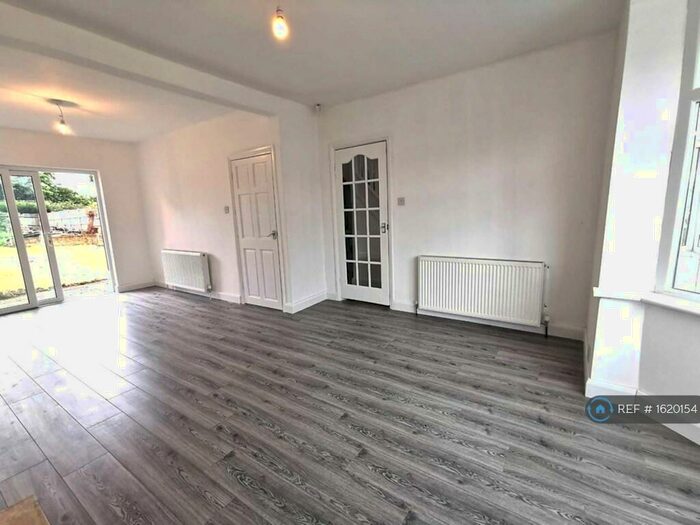 3 Bedroom Semi-Detached House To Rent In Warwick Road, Acocks Green, Birmingham, B27