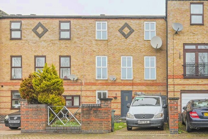 4 Bedroom Flat To Rent In Garnet Walk, , Beckton, London, E6