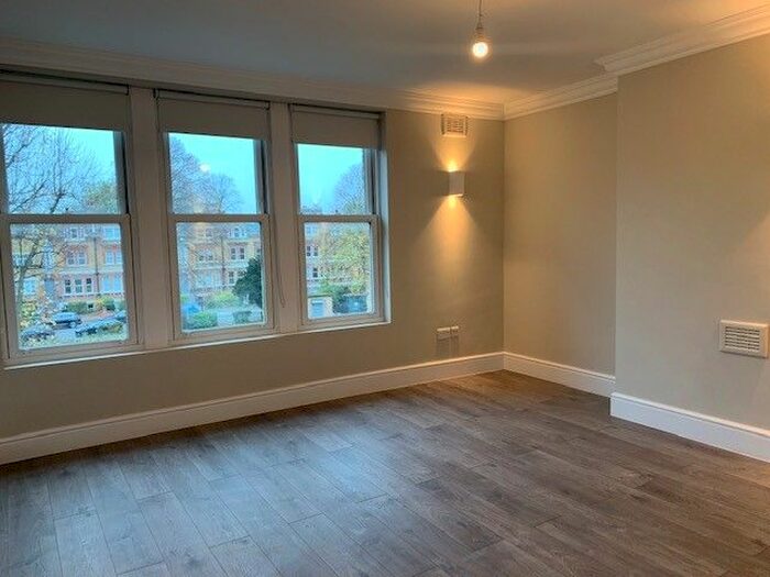 2 Bedroom Flat To Rent In The Gardens, East Dulwich, London, SE22