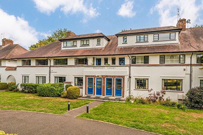 2 Bedroom Flat To Rent In Popes Avenue, Twickenham, TW2