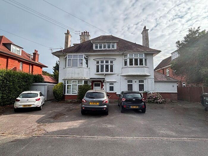 2 Bedroom Flat For Sale In Flat Milton Road, Bournemouth, Dorset, BH8