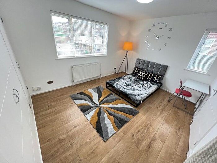 2 Bedroom Flat To Rent In A Finchley Lane, London, NW4