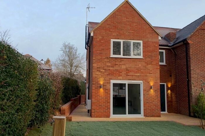 2 Bedroom Semi-Detached House To Rent In Ascot, Null, SL5