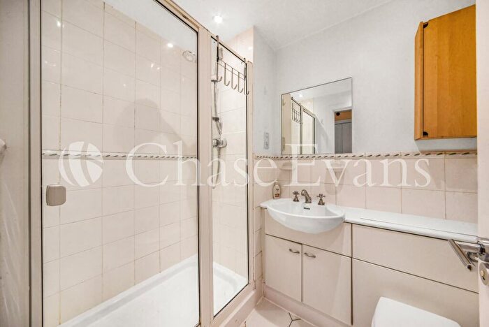 2 Bedroom Flat To Rent In Boardwalk Place, Canary Wharf, London, E14