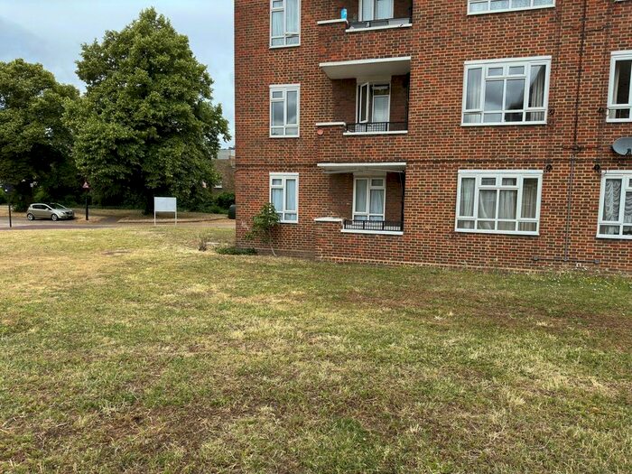 3 Bedroom Flat To Rent In Fulham Road, London, SW6