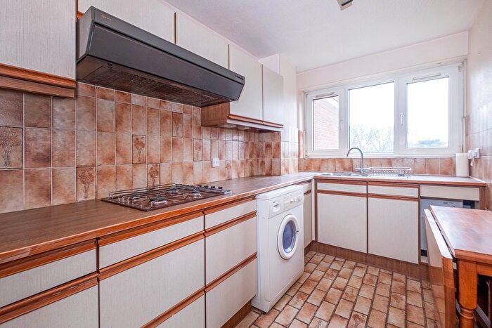 2 Bedroom Flat For Sale In Broom Park, Teddington, TW11 - Photo 4