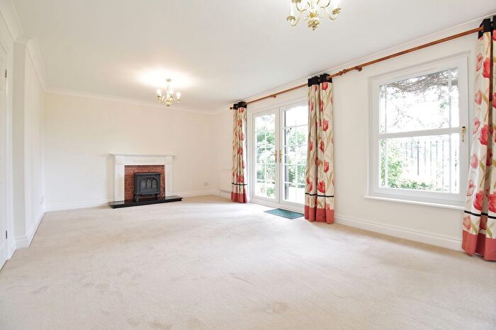 2 Bedroom Flat To Rent In Natalie Mews, Twickenham, TW2