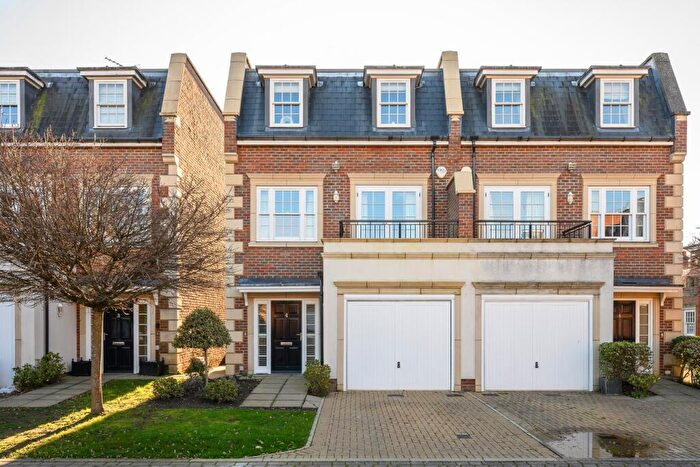 4 Bedroom Town House For Sale In Lincoln Grove, Weybridge, KT13