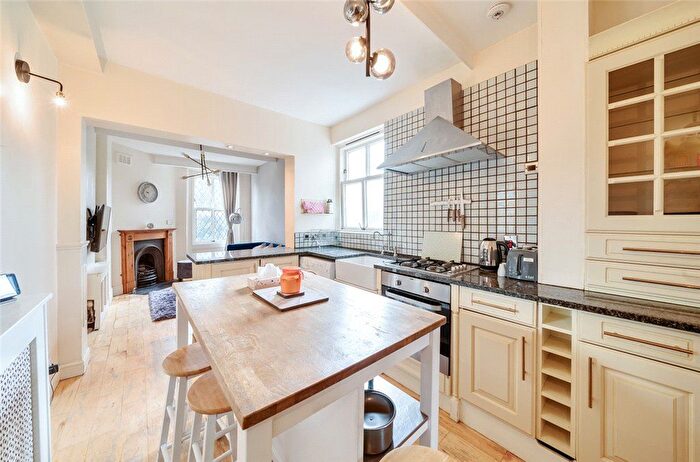 2 Bedroom Flat For Sale In Old Kent Road, London, SE1