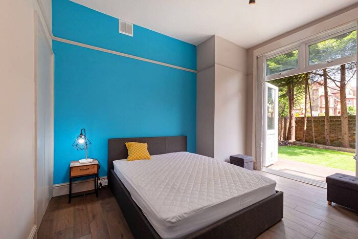 2 Bedroom Flat To Rent In Thornton Avenue, Telford Park, London, SW2