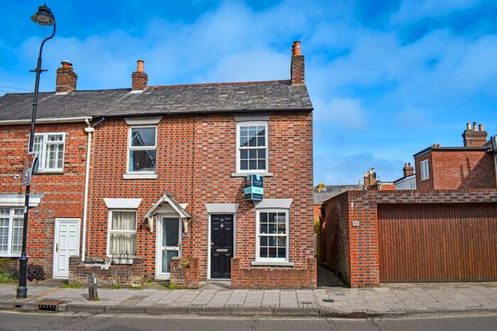 2 Bedroom Terraced House To Rent In Gosport Street, Lymington, Hampshire, SO41