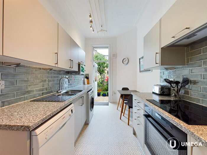 2 Bedroom Apartment To Rent In Heriot Hill Terrace, Canonmills, Edinburgh, EH7