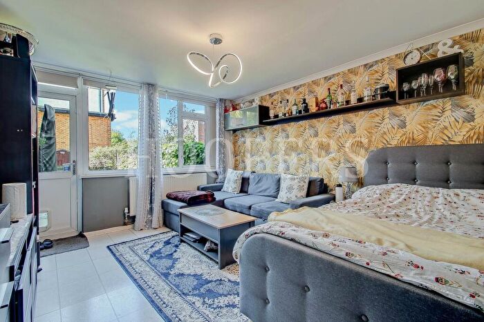 2 Bedroom Duplex For Sale In Pitfield Way, London, NW10