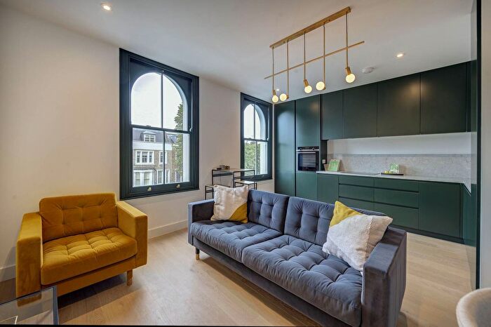 2 Bedroom Flat For Sale In Blenheim Crescent, London, W11