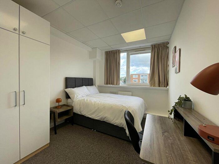 Flat To Rent In - Wilbury Villas -, S67