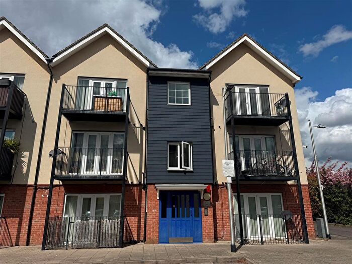 2 Bedroom Flat To Rent In Lawson Close, Ilford, IG1