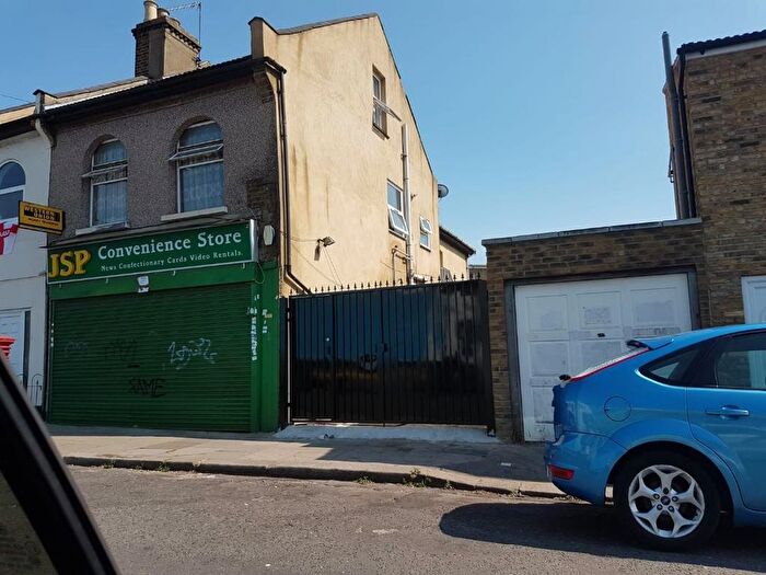 1 Bedroom Flat To Rent In Tring Close, Ilford, IG2